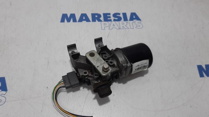 Front wiper motor from a Renault Clio IV Estate/Grandtour (7R) 1.5 Energy dCi 90 FAP 2017