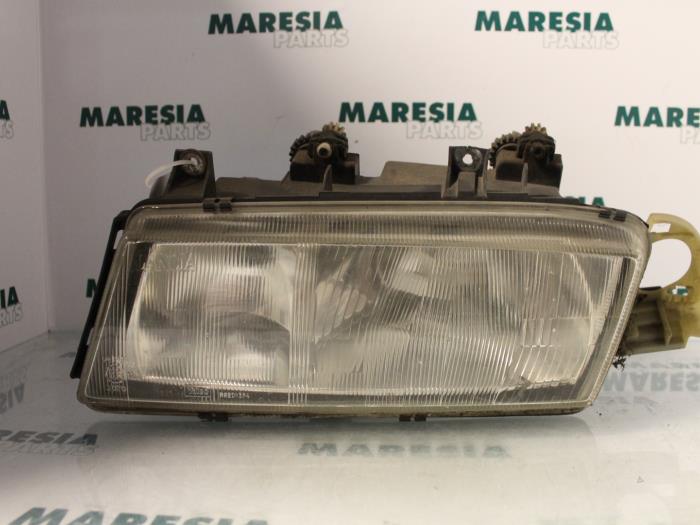 Headlight, left from a Lancia Delta (836) 2.0 i.e. 16V 1995