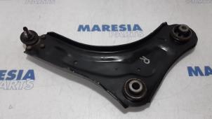 Usagé Bras de suspension bas avant droit Renault Scénic III (JZ) 1.2 16V TCe 130 Prix € 25,00 Règlement à la marge proposé par Maresia Parts