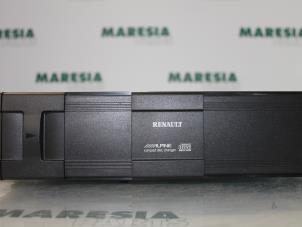 Used CD changer Renault Grand Scénic II (JM) 2.0 16V Turbo Price € 45,00 Margin scheme offered by Maresia Parts