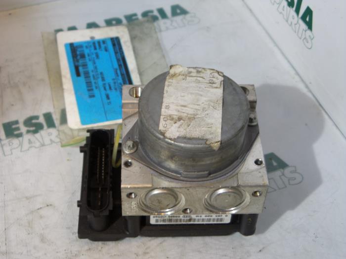 Używane Pompa ABS Renault Scénic II (JM) 1.6 16V Cena € 49,95 Procedura marży oferowane przez Maresia Parts