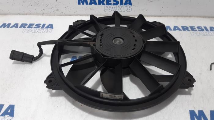 Fan motor from a Peugeot 5008 I (0A/0E) 1.6 HDiF 16V 2010