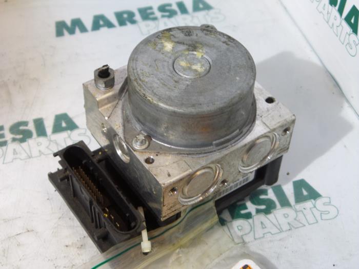 Używane Pompa ABS Renault Scénic II (JM) 1.5 dCi 85 Cena € 49,95 Procedura marży oferowane przez Maresia Parts