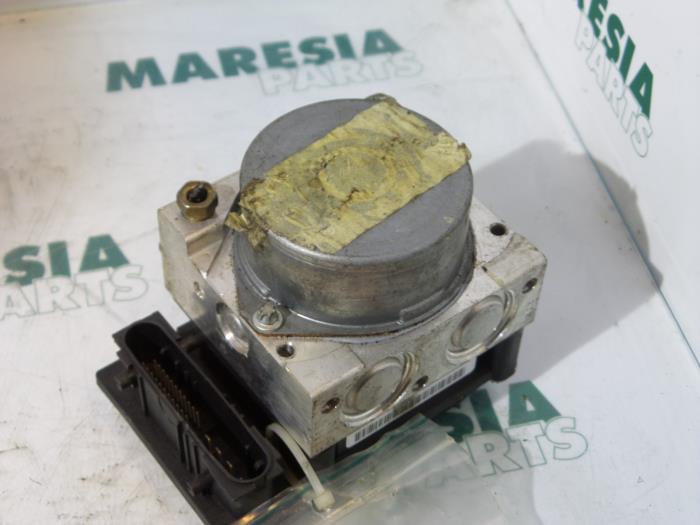 Używane Pompa ABS Renault Scénic II (JM) 1.5 dCi 105 Cena € 49,95 Procedura marży oferowane przez Maresia Parts