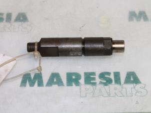 Używane Wtryskiwacz (Diesel) Fiat Ducato (230/231/232) 2.5 D 14 Cena € 60,50 Z VAT oferowane przez Maresia Parts