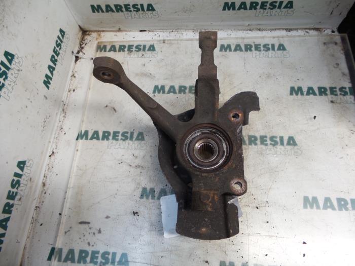 Spindel, vänster fram från en Fiat Seicento (187) 1.1 SPI Hobby,Young 2000