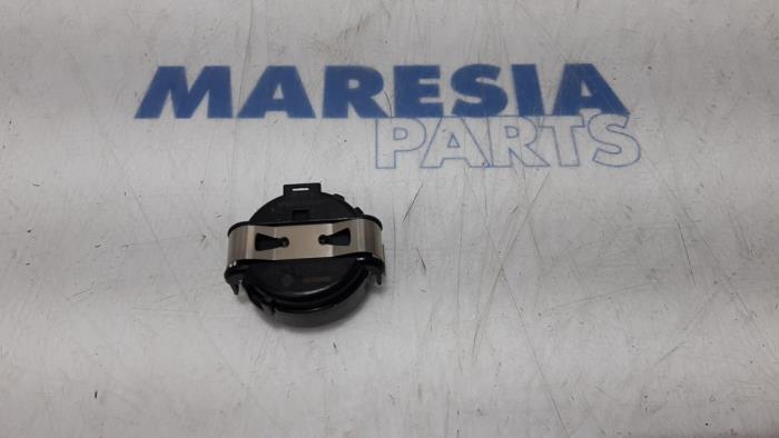 Begagnade Regnsensor Renault Talisman (RFDL) 1.6 Energy TCe 150 EDC Pris € 15,00 Marginaltabell erbjuds av Maresia Parts