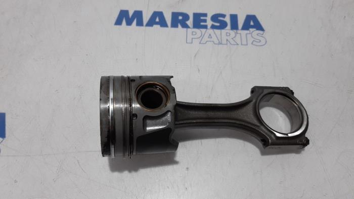 Usados Pistón Citroen C-Crosser 2.2 HDiF 16V Precio € 75,00 Norma de margen ofrecido por Maresia Parts