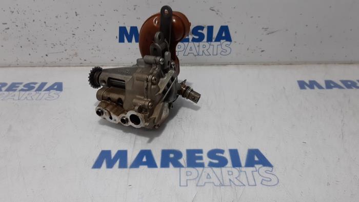 Używane Pompa oleju Renault Clio IV Estate/Grandtour (7R) 0.9 Energy TCE 12V Cena € 75,00 Procedura marży oferowane przez Maresia Parts