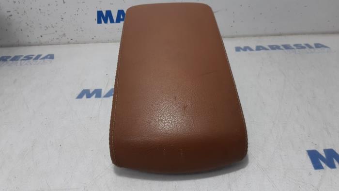 Armrest from a Citroën C5 III Berline (RD) 1.6 16V THP 155 2012