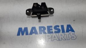 Usagé Mécanique de verrouillage hayon Citroen C1 1.0 12V Prix € 25,00 Règlement à la marge proposé par Maresia Parts