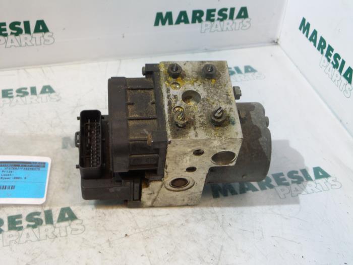 Używane Pompa ABS Peugeot 306 Break (7E) 1.9 D Cena € 50,00 Procedura marży oferowane przez Maresia Parts