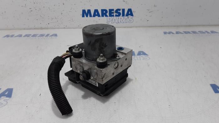 Używane Pompa ABS Citroen DS5 (KD/KF) 2.0 HDiF 160 16V Cena € 229,99 Procedura marży oferowane przez Maresia Parts