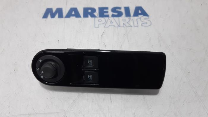 Używane Przelacznik combi okienny Renault Clio IV Estate/Grandtour (7R) 0.9 Energy TCE 12V Cena € 35,00 Procedura marży oferowane przez Maresia Parts
