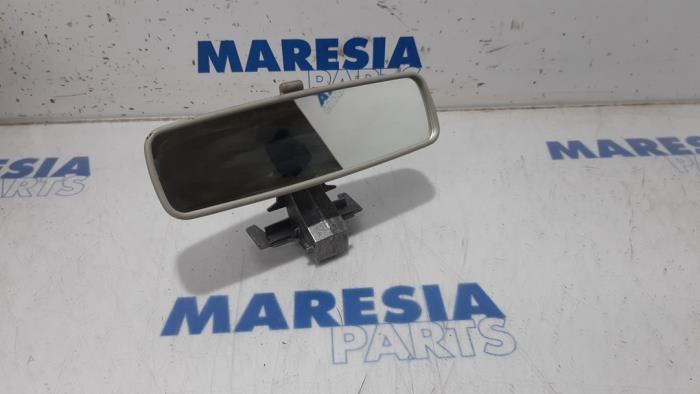Rear view mirror from a Renault Clio IV Estate/Grandtour (7R) 0.9 Energy TCE 12V 2014