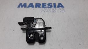 Used Tailgate lock mechanism Renault Clio IV Estate/Grandtour (7R) 0.9 Energy TCE 12V Price € 35,00 Margin scheme offered by Maresia Parts