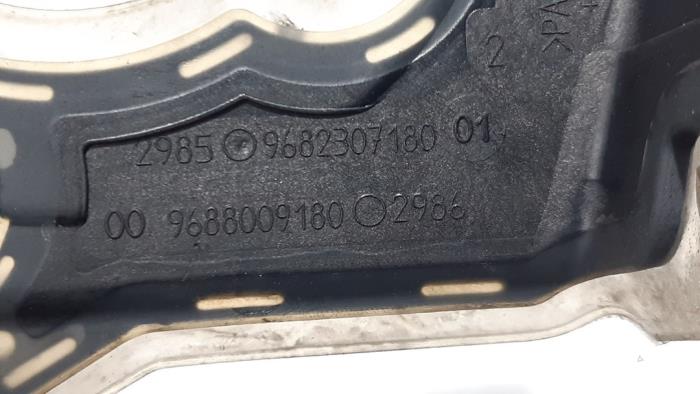 Timing cover from a Peugeot 508 (8D) 2.0 Hybrid4 16V 2012