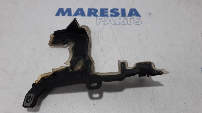 Usagé Couvercle de distribution Peugeot 508 (8D) 2.0 Hybrid4 16V Prix € 15,00 Règlement à la marge proposé par Maresia Parts