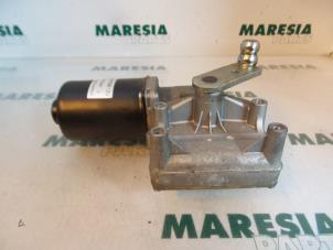 Used Front wiper motor Peugeot 307 SW (3H) 1.6 HDiF 110 16V Price € 35,00 Margin scheme offered by Maresia Parts