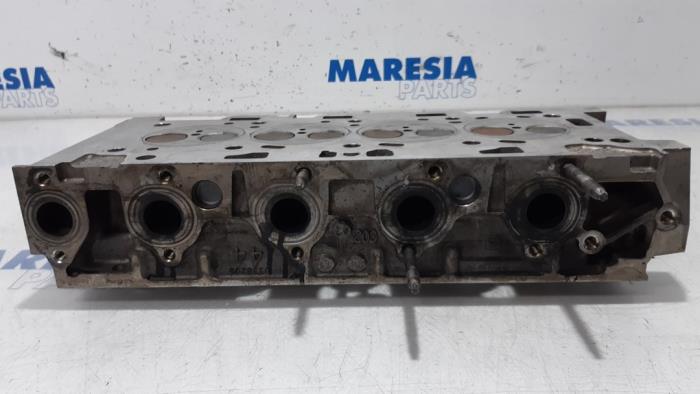 Cylinder head from a Peugeot 5008 I (0A/0E) 1.6 HDiF 16V 2012