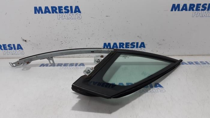 Usados Ventanilla triangular derecha delante Peugeot 308 CC (4B) 1.6 16V THP 155 Precio € 45,00 Norma de margen ofrecido por Maresia Parts
