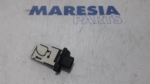 Używane Miernik ilosci powietrza Renault Trafic (1FL/2FL/3FL/4FL) 1.6 dCi 145 Twin Turbo Cena € 102,85 Z VAT oferowane przez Maresia Parts
