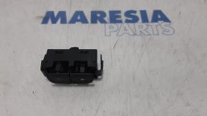 Używane Przelacznik swiatel awaryjnych Renault Trafic (1FL/2FL/3FL/4FL) 1.6 dCi 145 Twin Turbo Cena € 30,25 Z VAT oferowane przez Maresia Parts