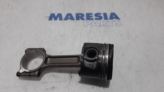 Usados Pistón Renault Clio IV Estate/Grandtour (7R) 1.5 Energy dCi 90 FAP Precio € 75,00 Norma de margen ofrecido por Maresia Parts