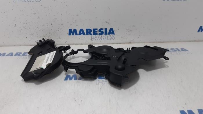 Usagé Couvercle de distribution Citroen C4 Picasso (3D/3E) 1.6 BlueHDI 120 Prix € 30,00 Règlement à la marge proposé par Maresia Parts