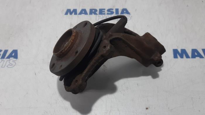Knuckle, front right from a Peugeot 207 SW (WE/WU) 1.6 16V 2007
