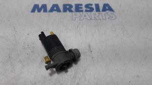 Używane Pompa spryskiwacza przód Renault Trafic (1FL/2FL/3FL/4FL) 1.6 dCi 145 Twin Turbo Cena € 24,20 Z VAT oferowane przez Maresia Parts