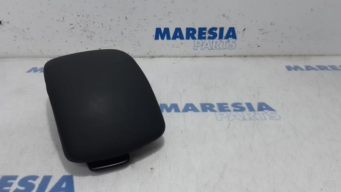 Begagnade Armstöd Citroen C4 Berline (NC) 1.4 16V VTi Pris € 50,00 Marginaltabell erbjuds av Maresia Parts