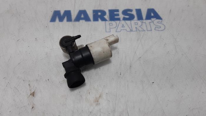 Używane Spryskiwacz przód Citroen C4 Berline (NC) 1.4 16V VTi Cena € 25,00 Procedura marży oferowane przez Maresia Parts