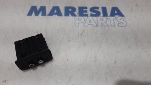 Używane Zlacze AUX/USB Renault Trafic New (FL) 2.0 dCi 16V 90 Cena € 30,25 Z VAT oferowane przez Maresia Parts