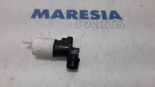 Used Windscreen washer pump Renault Trafic New (FL) 2.0 dCi 16V 90 Price € 12,10 Inclusive VAT offered by Maresia Parts