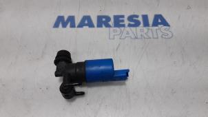 Używane Pompa spryskiwacza przód Peugeot 308 (4A/C) 1.6 16V THP 155 Cena € 25,00 Procedura marży oferowane przez Maresia Parts