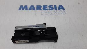 Used Front door handle 4-door, right Alfa Romeo 159 Sportwagon (939BX) 1.9 JTS 16V Price € 15,00 Margin scheme offered by Maresia Parts