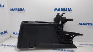 Used Middle console Peugeot 5008 I (0A/0E) 1.6 VTI 16V Price € 75,00 Margin scheme offered by Maresia Parts