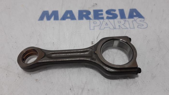 Connecting rod from a Citroën C4 Aircross (BU) 1.6 HDi 16V 115 2014