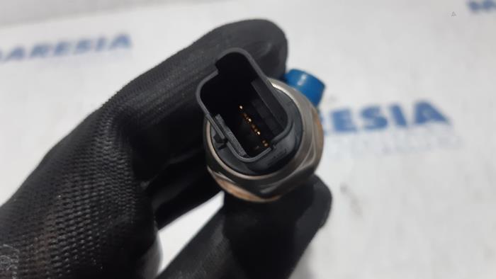 Fuel injector nozzle from a Citroën C4 Aircross (BU) 1.6 HDi 16V 115 2014