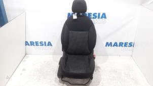 Używane Fotel prawy Peugeot 208 I (CA/CC/CK/CL) 1.2 12V e-THP PureTech 110 Cena € 105,00 Procedura marży oferowane przez Maresia Parts