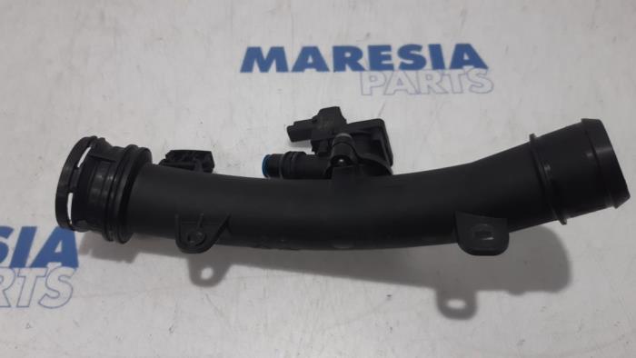 Używane Przewód Turbo Peugeot 208 I (CA/CC/CK/CL) 1.2 12V e-THP PureTech 110 Cena € 50,00 Procedura marży oferowane przez Maresia Parts