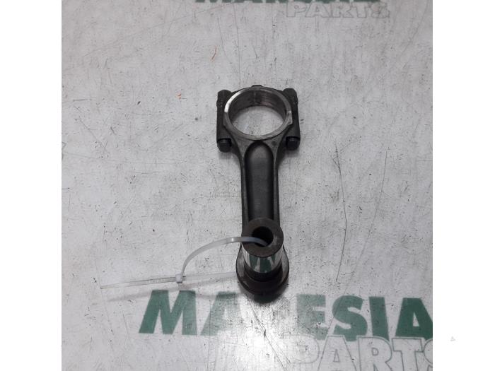 Connecting rod from a Fiat Scudo (270) 2.0 D Multijet 2009