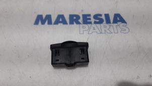 Gebrauchte AUX / USB-Anschluss Renault Clio III (SR) 1.5 dCi 70 Preis € 20,00 Margenregelung angeboten von Maresia Parts