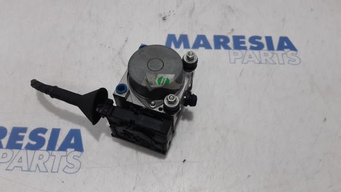 Używane Pompa ABS Renault Clio III (SR) 1.5 dCi 70 Cena € 65,00 Procedura marży oferowane przez Maresia Parts