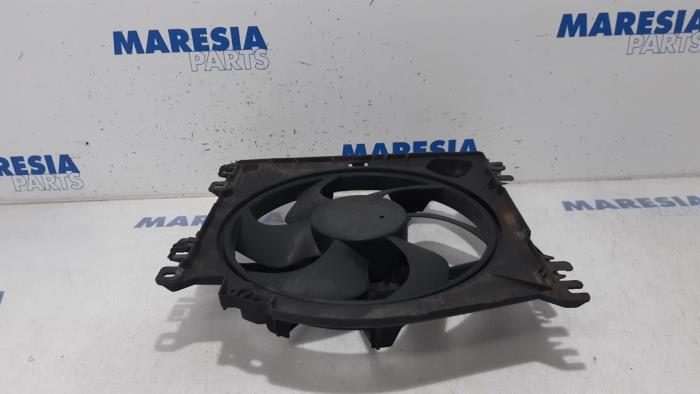 Begagnade Fläktmotor Renault Clio III (SR) 1.5 dCi 70 Pris € 39,95 Marginaltabell erbjuds av Maresia Parts