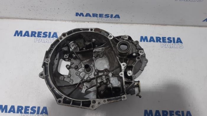 Gearbox casing from a Peugeot 407 SW (6E) 2.2 16V 2006