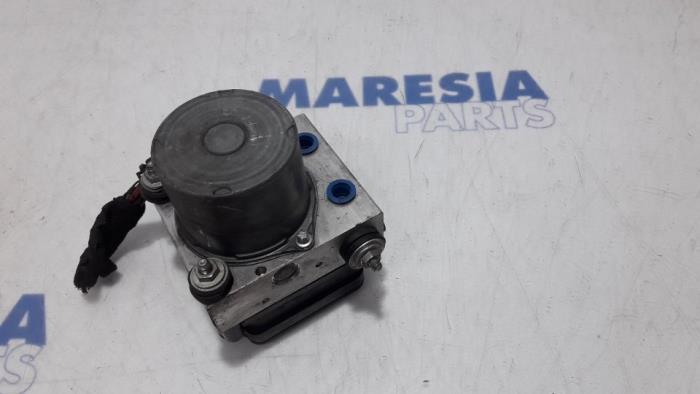 Używane Pompa ABS Citroen Jumper (U9) 2.0 Blue HDi 160 Cena € 349,39 Z VAT oferowane przez Maresia Parts