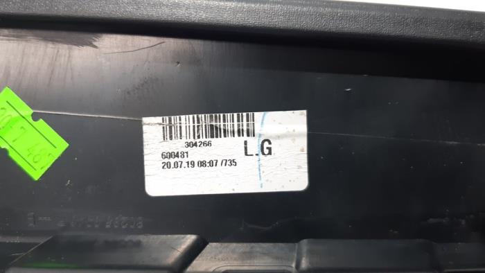 Central strip, left from a Renault Clio V (RJAB) 1.0 TCe 100 12V 2019