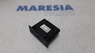Used AUX / USB connection Renault Clio V (RJAB) 1.0 TCe 100 12V Price € 50,00 Margin scheme offered by Maresia Parts